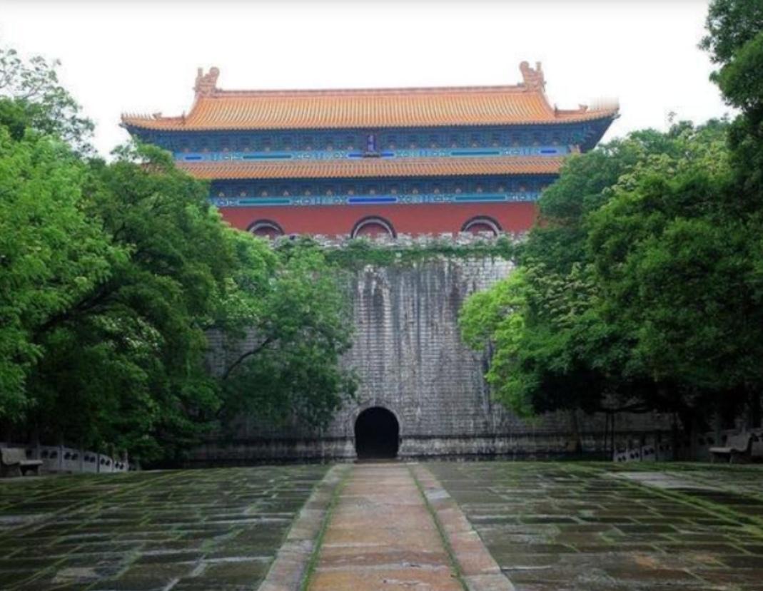 在明朝开国初期，朱元璋的长子朱标并非只是一个被宠爱的皇子，他在朝堂上扮演着极为重
