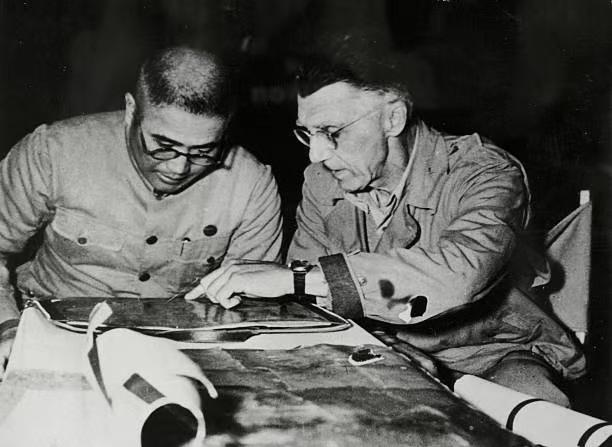 1942年，美军史迪威将军在远东中缅印战区的联合行动中，与国军第22军指挥官廖耀