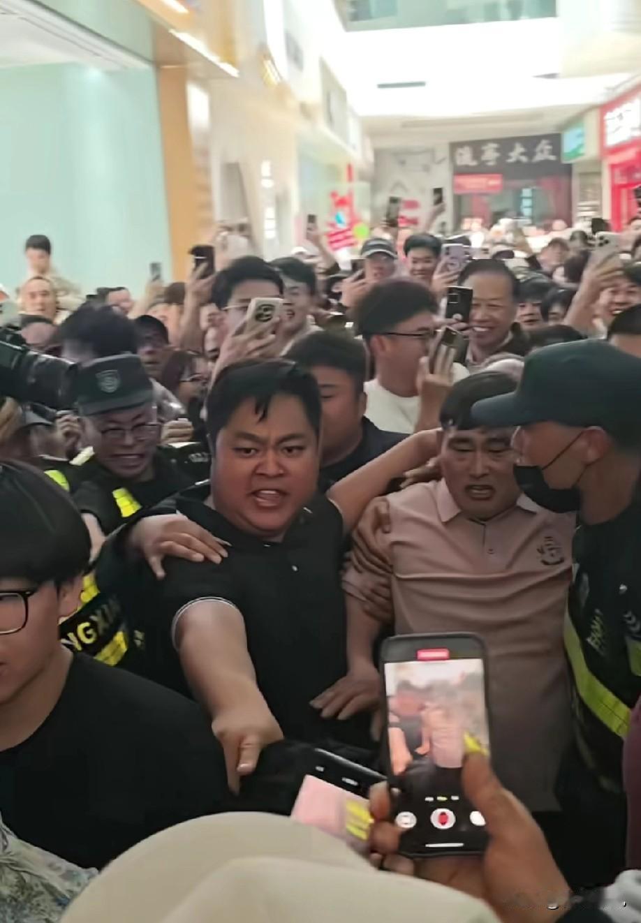 疯了！疯了！！绝对的男顶流，南天门大将军前拥后护，堪比一线明星！

今天，农民歌