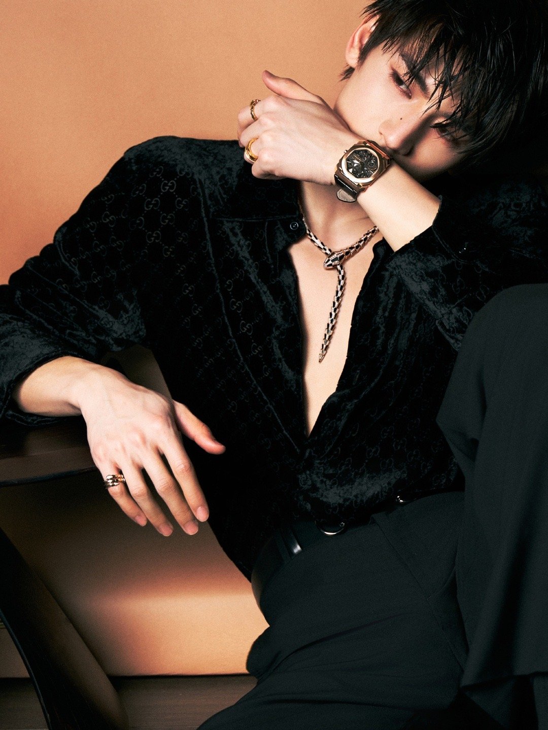 张凌赫穿深V的权威性还在上升 这哪是深V，是我的尖叫开关！黑丝绒配灵蛇项链，烟熏