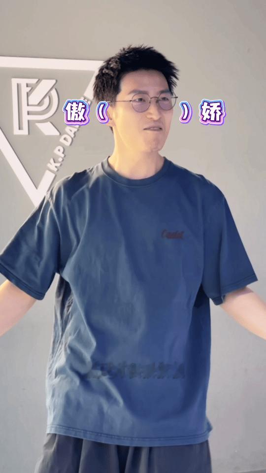 刘红兵的一公舞台窦骁安排上了 谁能想到窦骁的剧宣方式是亲自跳舞。他还给自己编了个