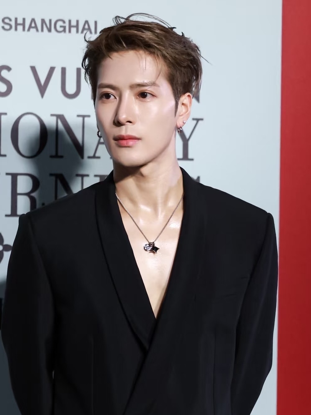 没想过王嘉尔和江湖也这么适配 王嘉尔唱《天下过客》，唱出了江湖该有的样子。为电影