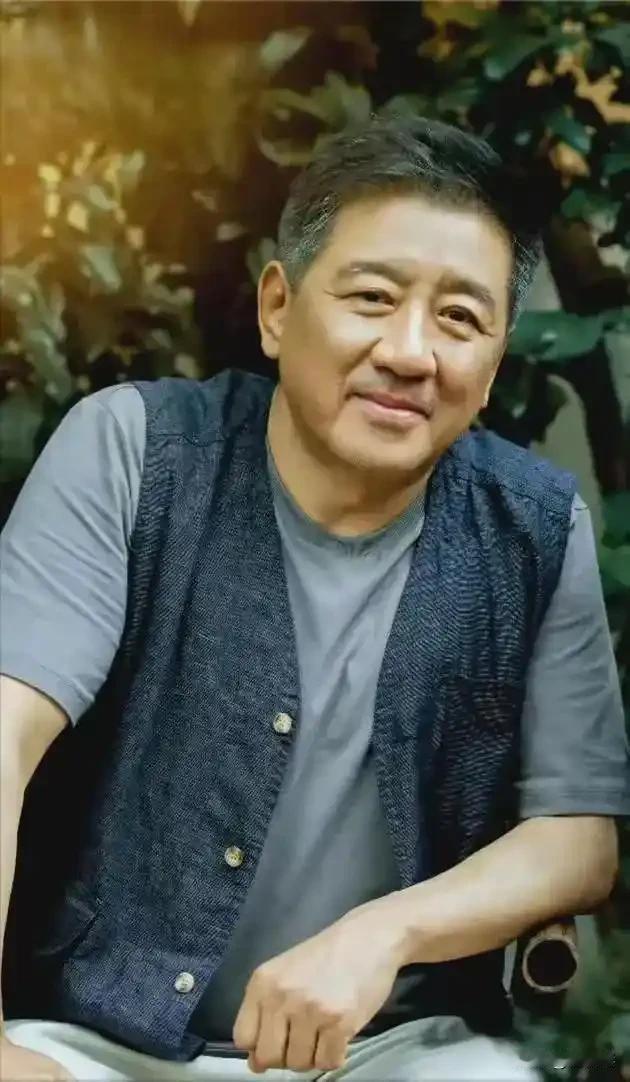 《重器》有好多老戏骨，丁勇岱，他是法院院长丁仲祥。他以往演的要么是狠角色，要么是