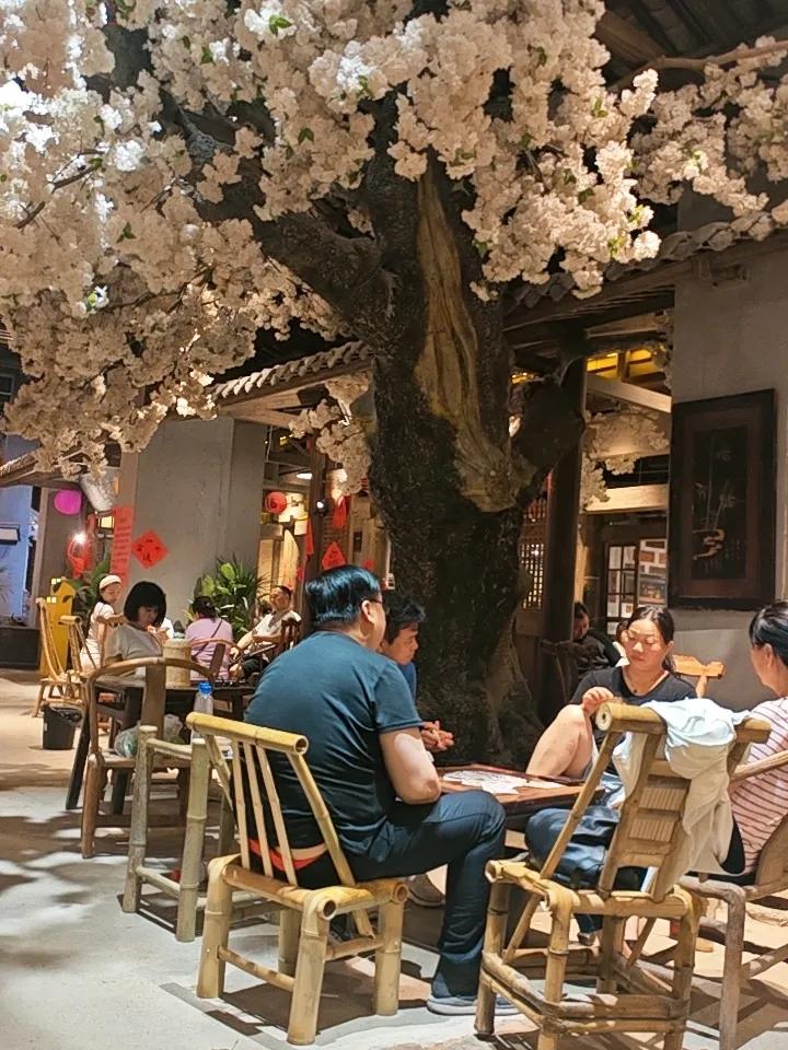 午后茶思
 
周末午后，照旧来到熟悉的小茶馆闲坐。
恰逢休息日，店内来客络绎不绝