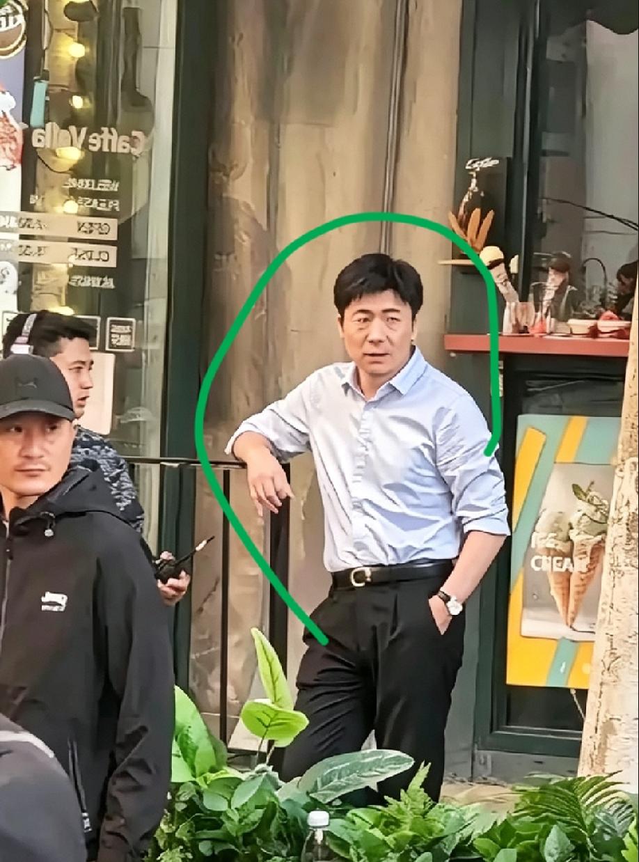 他温润儒雅，谦虚低调，演技更是杠杠的，而且写字还贼好看！

《潜伏》《独狼》《欢