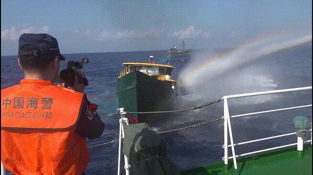 不少条友认为，咱们海警的水炮射程够远，水压威力也够大，就是觉得喷射出来的海水有些