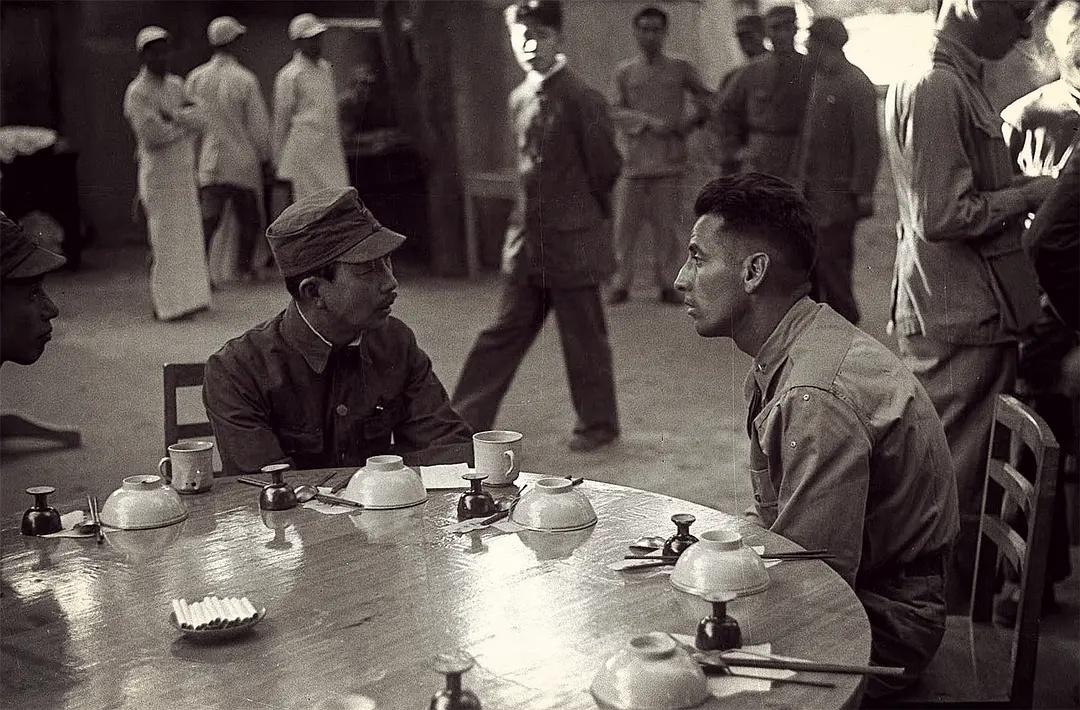 1944年延安，招待美军观察组（迪克西使团）的宴席。    摄影:哈里森·福尔曼