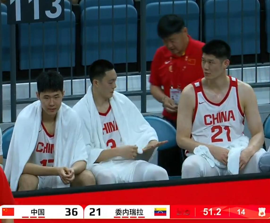 中国男篮77-49委内瑞拉， 不得不说的几个点：
1.赵睿依旧是目前中国男篮最好
