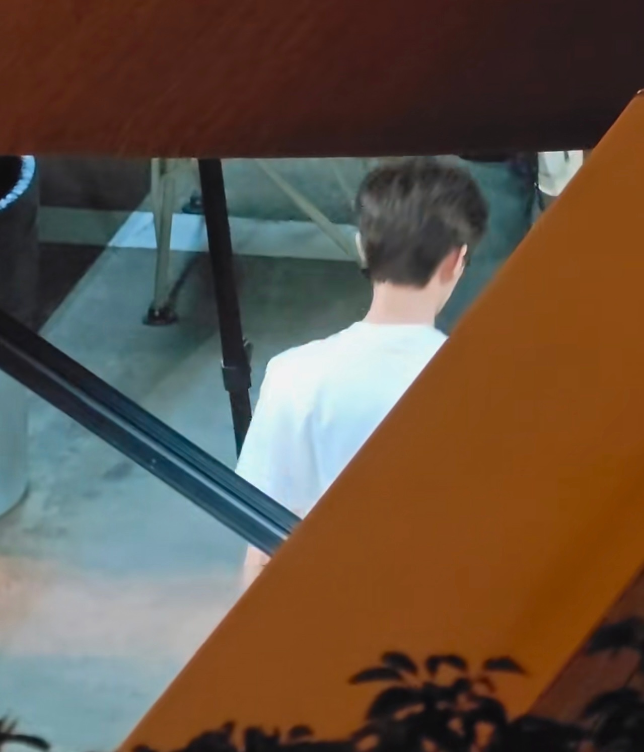 偶吼吼不光脸上有伤还穿的是白t，这是真联通癖犯了[捂嘴哭]我脑子里好多正太本子剧