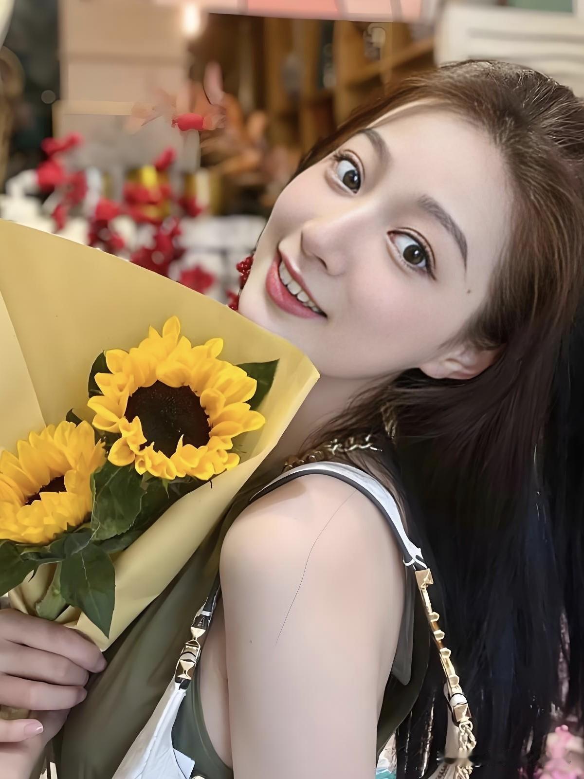 冯琳青春大气，声线清亮，主持沉稳从容。兼具青年朝气与专业素养，在镜头前自信舒展，