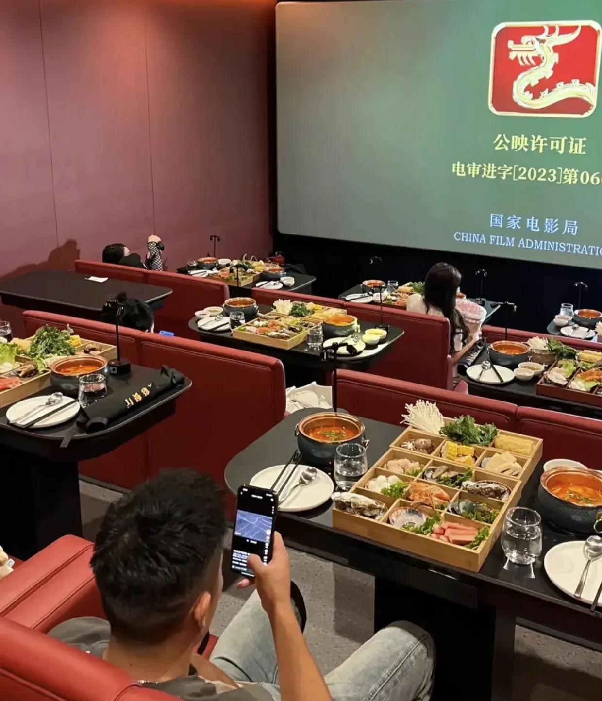 怪不得都说南方人会做生意呢，看看，直接把火锅和电影院结合起来，这谁能想到。这样一