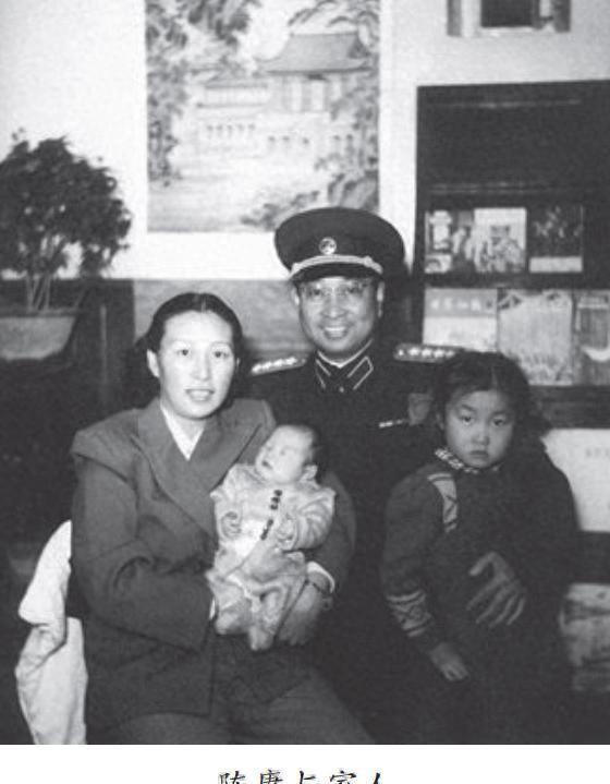 陈赓喜得千金，却被女兵嘲笑长得丑，他大怒：谁敢说我女儿难看？

“司令员，您闺女