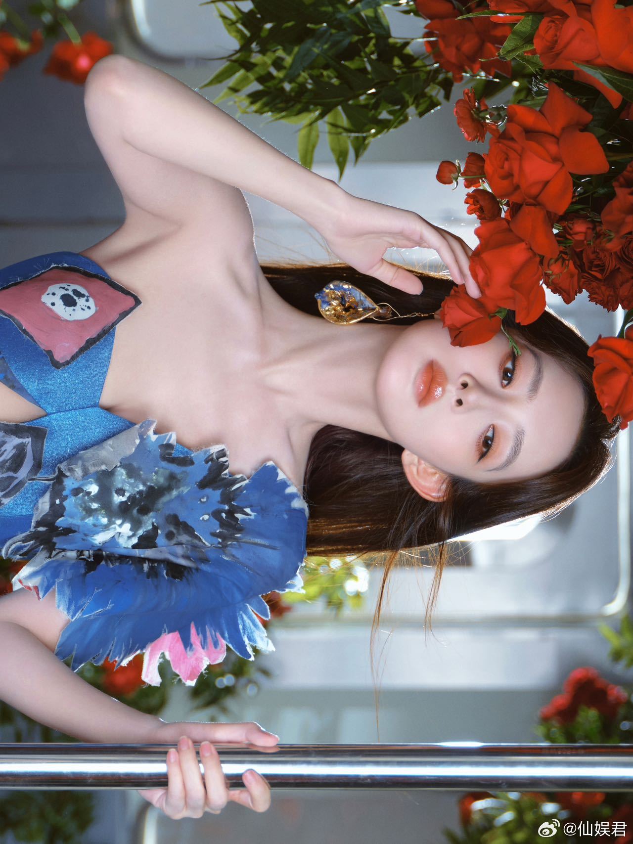 孟子义VOGUE盛典造型获好评 孟姐这身造型把“浓颜穿浓色”的优势发挥到极致，明
