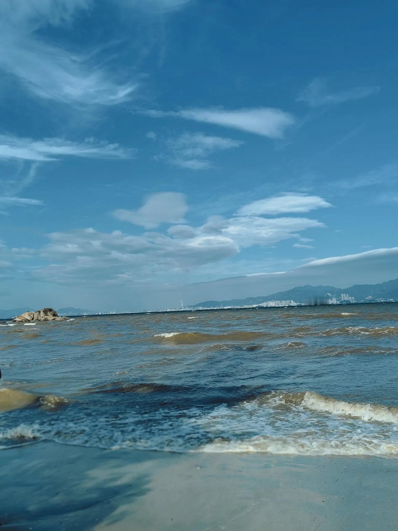 10.2日，巽寮湾的海水现状，人不多，水很黄[捂脸]#巽寮湾。# #双月湾的海滩