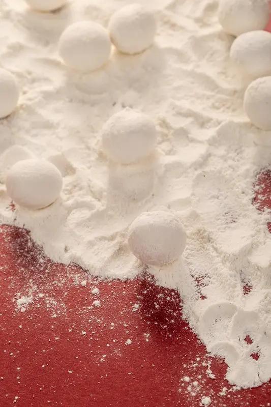 汤圆和元宵的区别可大了。从制作工艺来说，汤圆是包出来的，像包饺子一样把馅料包进糯