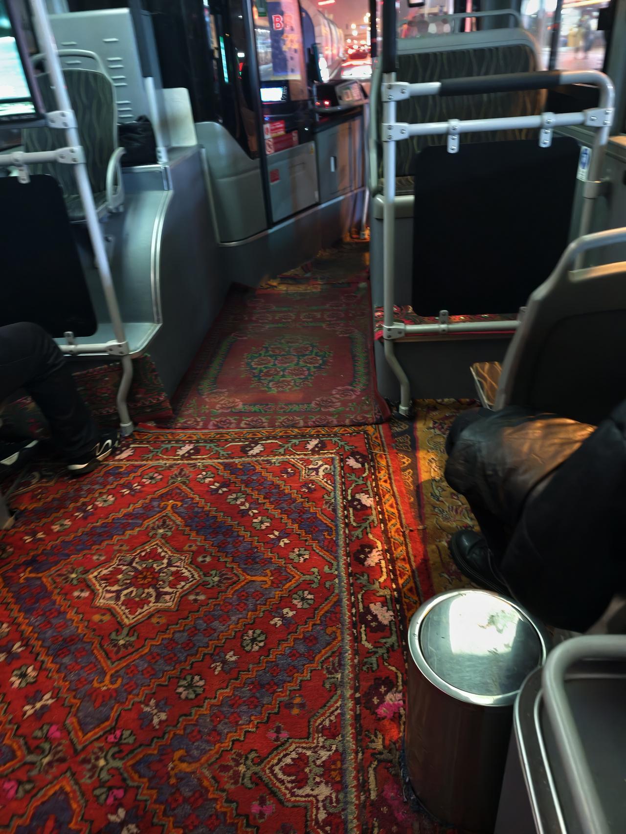 与众不同的新疆的公交车从来不会让人失望！

晚上乘坐905公交车，一上车就看到满