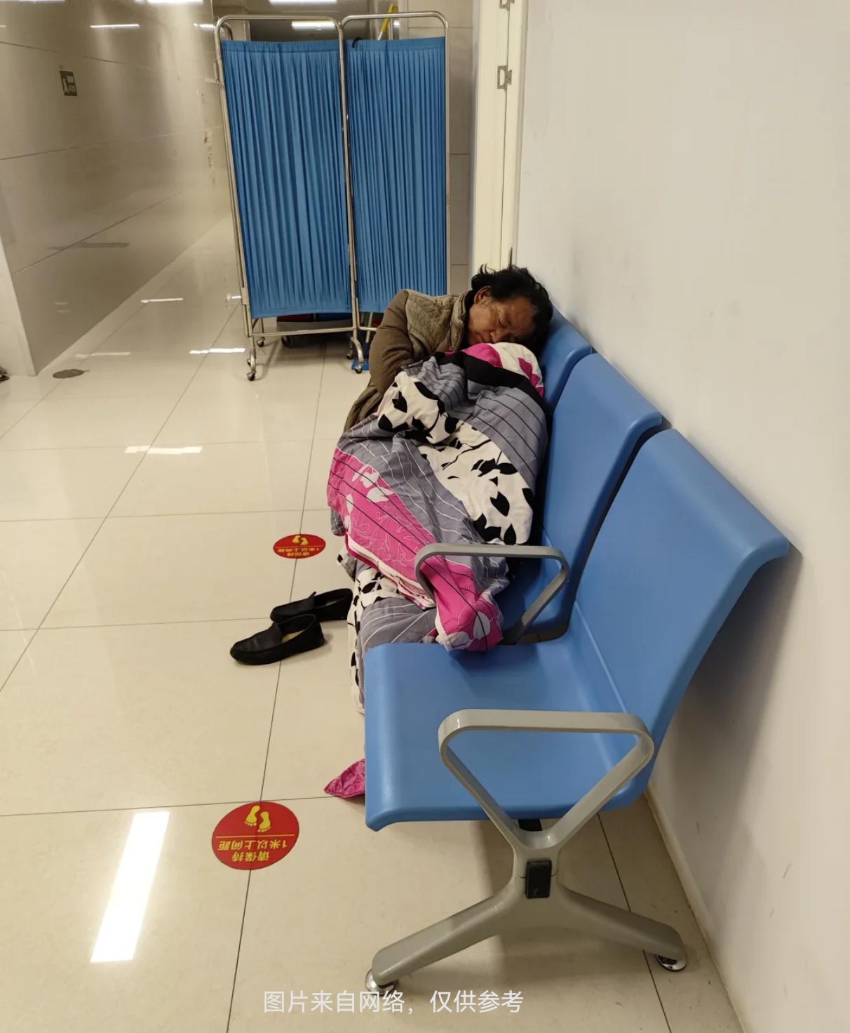 从医四十多年，我见过太多患者的不易，但今早的一幕，还是让我心里发酸。七...