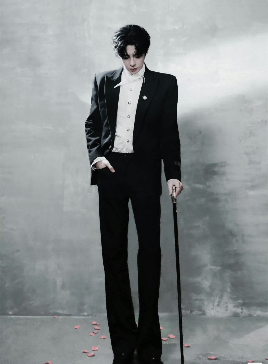 刘宇宁的腿有种不顾主持人死活的长这腿长真的太绝了，同台同框直接拉满视觉效果，比例