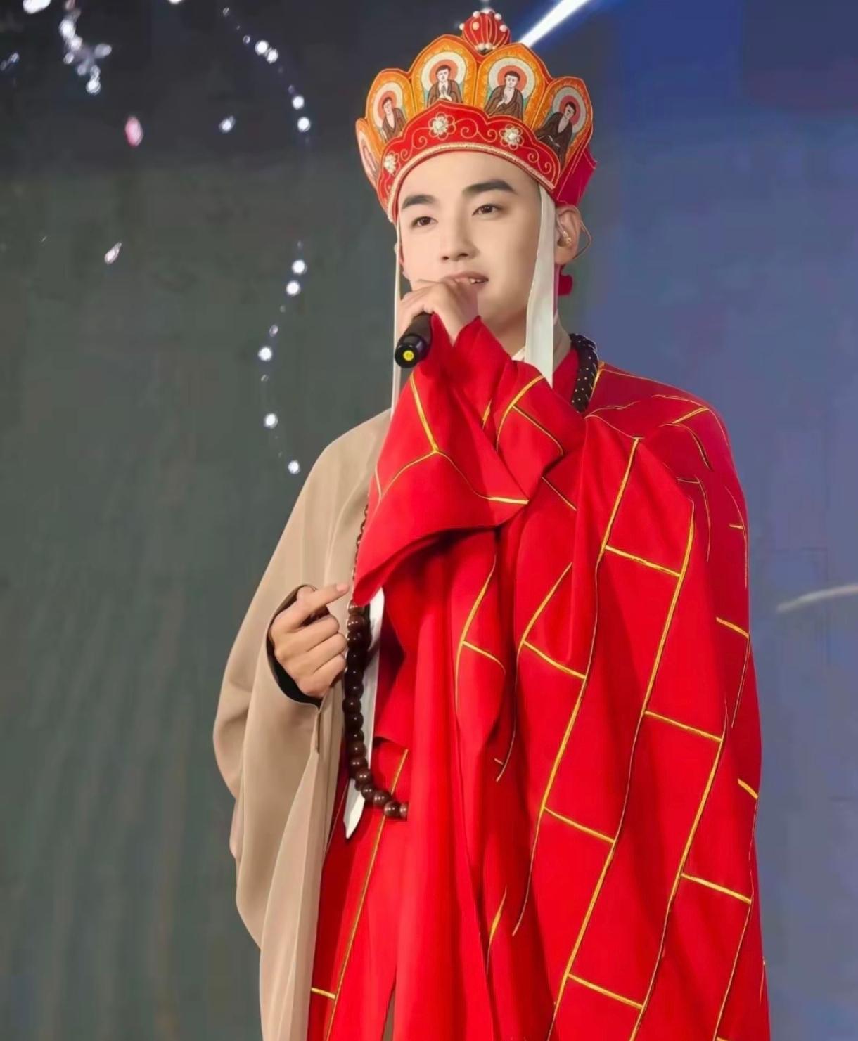 长春动植物园的员工闫东上班一天竟然那么累。他早上八点到自己的单位吉剧团上班排练吉