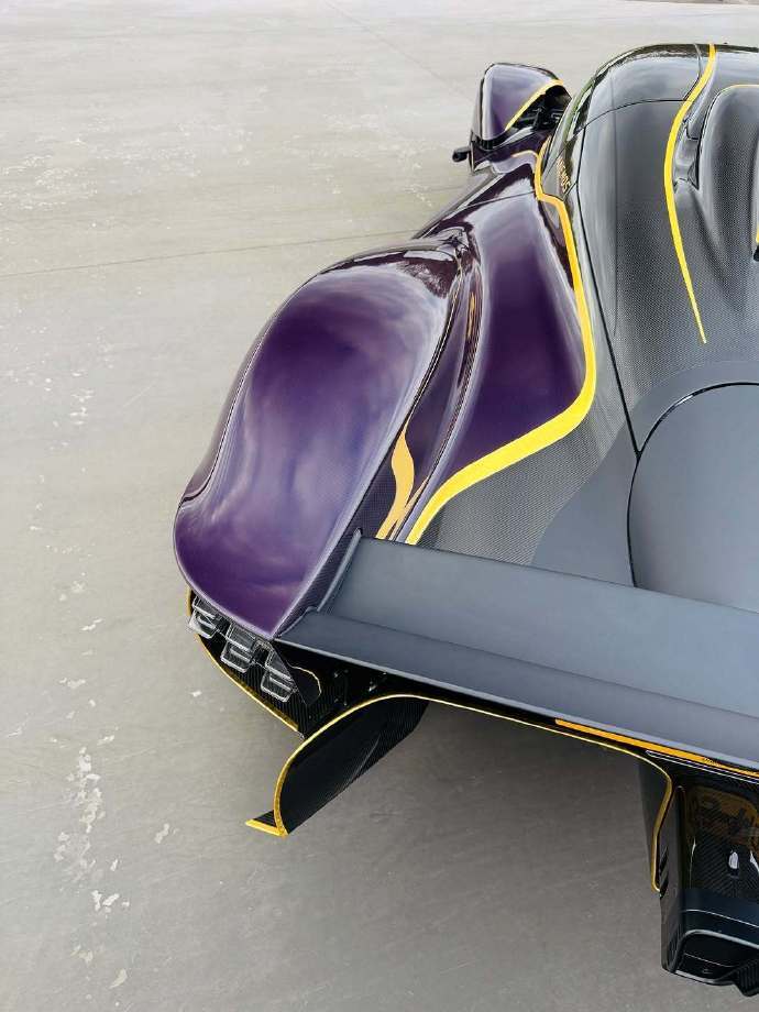 Aston Martin Valkyrie，这简直就是超跑界的梦幻之车！它就像从