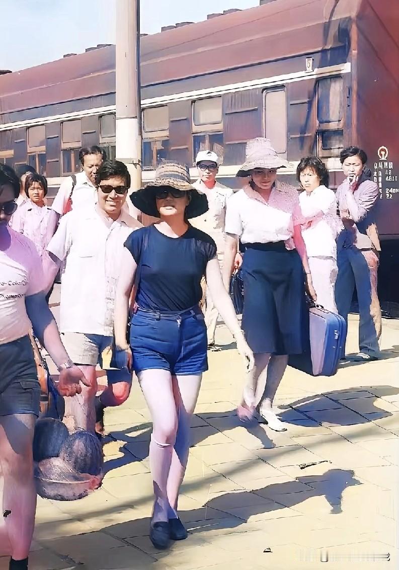80年代，火车站，大明星刘晓庆刚下火车