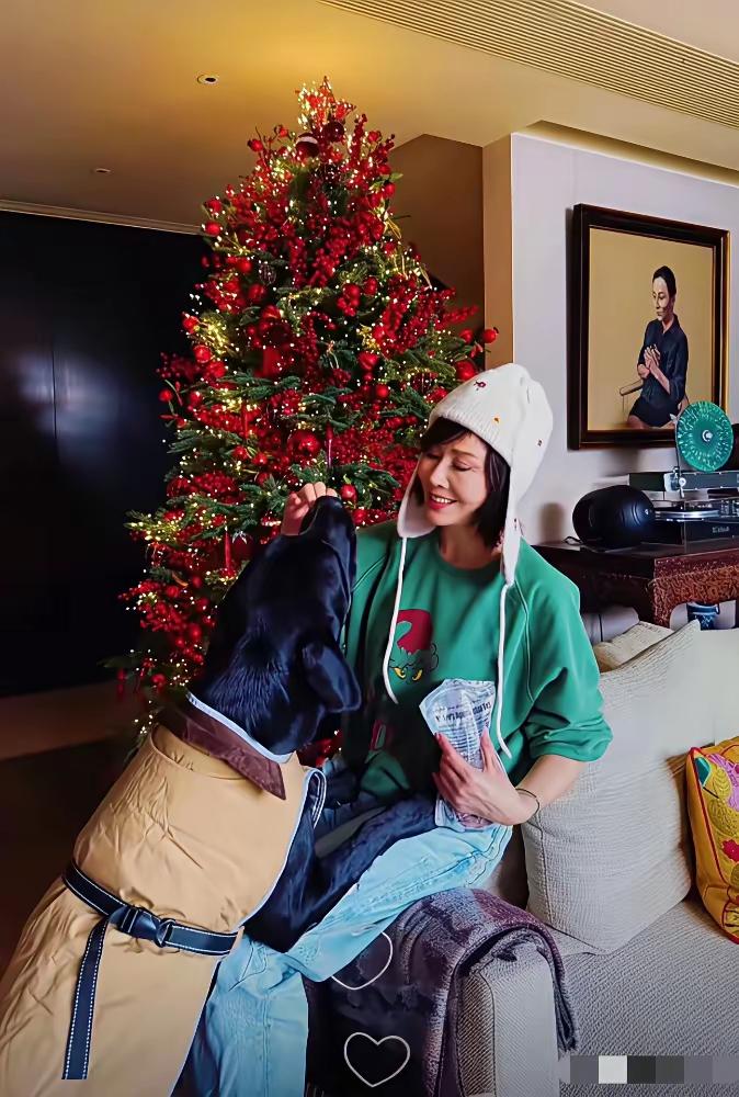 如果让你在巨额财富和众多子女之间二选一，你会如何抉择？
刘嘉玲在奢华的豪宅中欢度