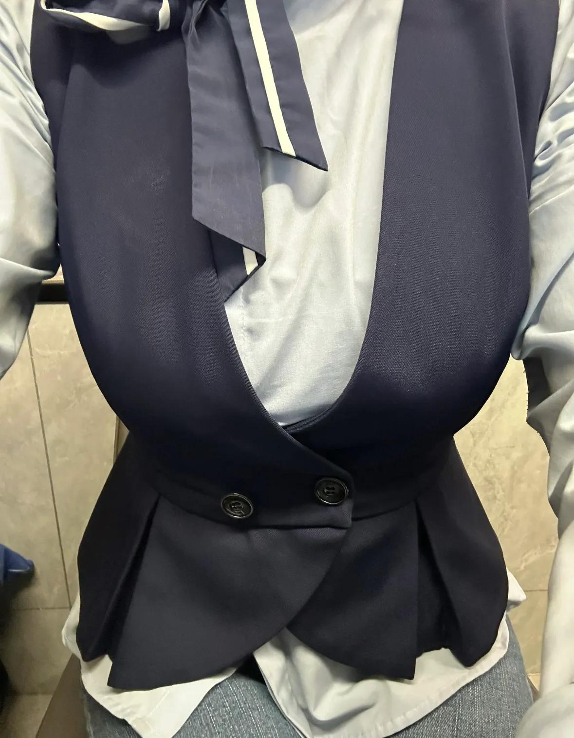 格力女员工不准留长发，要么盘起，要么剪掉。有次，主持人就好奇问董明珠：“您咋规定