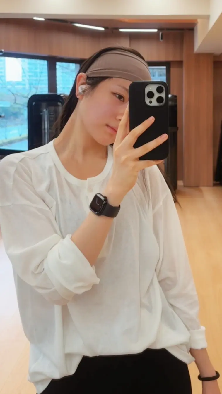 妹妹都快练成双开门了😂    肩宽了🥰