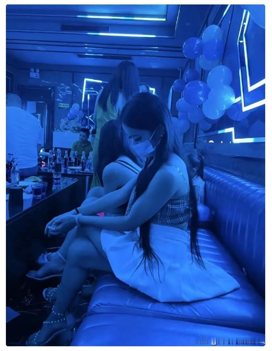 搞不懂！KTV里的小妹，是不是经过统一培训？

我觉得去KTV加小妹微信的男人，