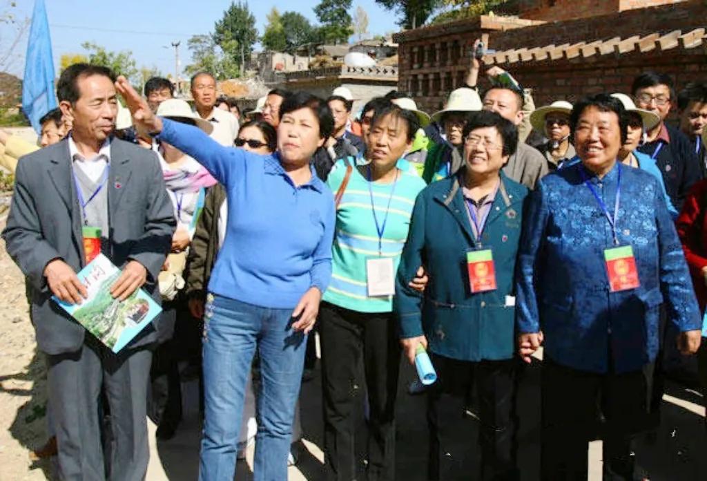 2008年10月13日，大寨原党支部书记郭凤莲（前左二）向来大寨参观的老知青介绍
