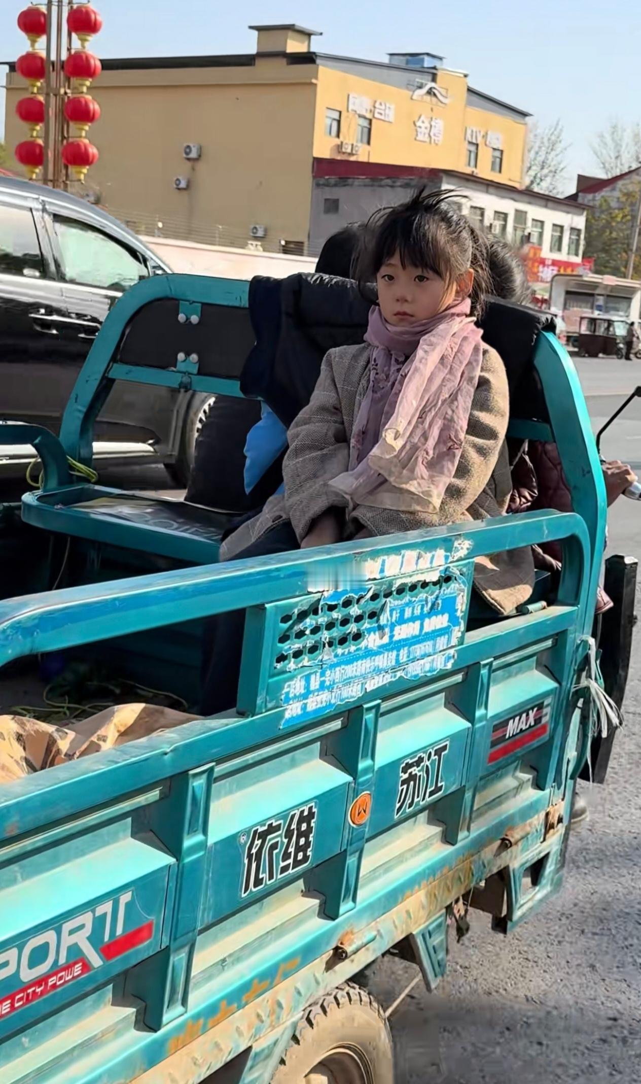 路上偶遇一个漂亮精致的小姑娘，一下子就抓住了眼球。
        她扎着翘翘的