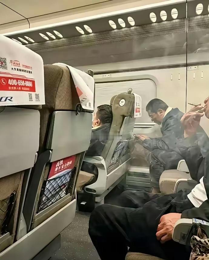 这是ai还是真的，看过的报道都是藏在高铁厕所中抽烟的，这种光明正大坐在座位上抽烟