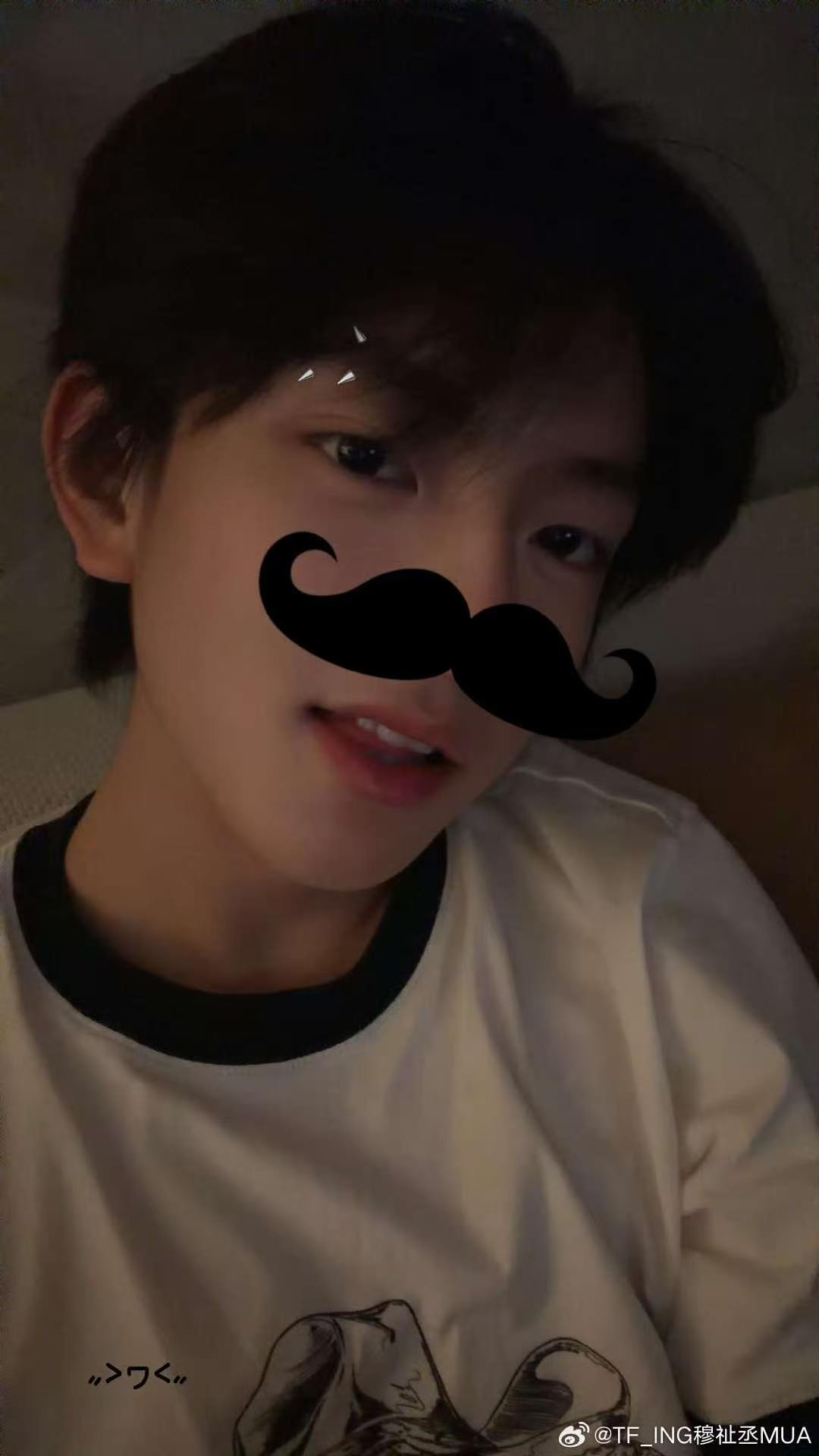 穆祉丞七夕晒照穆祉丞晒左中右自拍 七夕快乐呀~ 