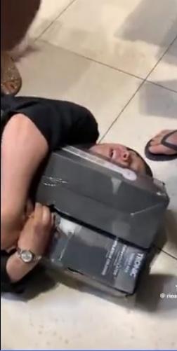 为抢空调扇，法国女子晕倒超市，双手仍死抱不撒手。


这次可以出一期网络奇观现象