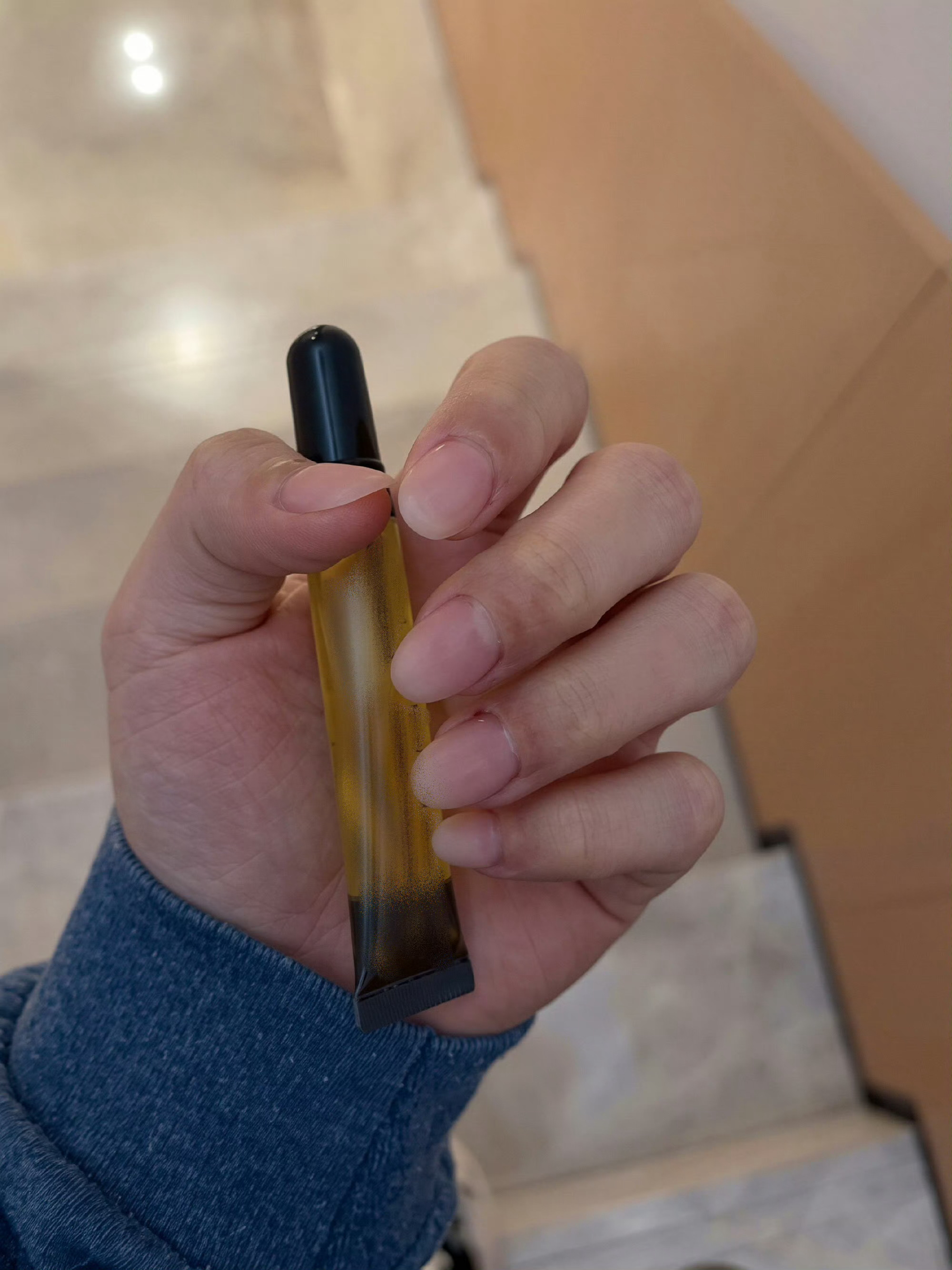 她还知道手里拿个东西展示指甲 