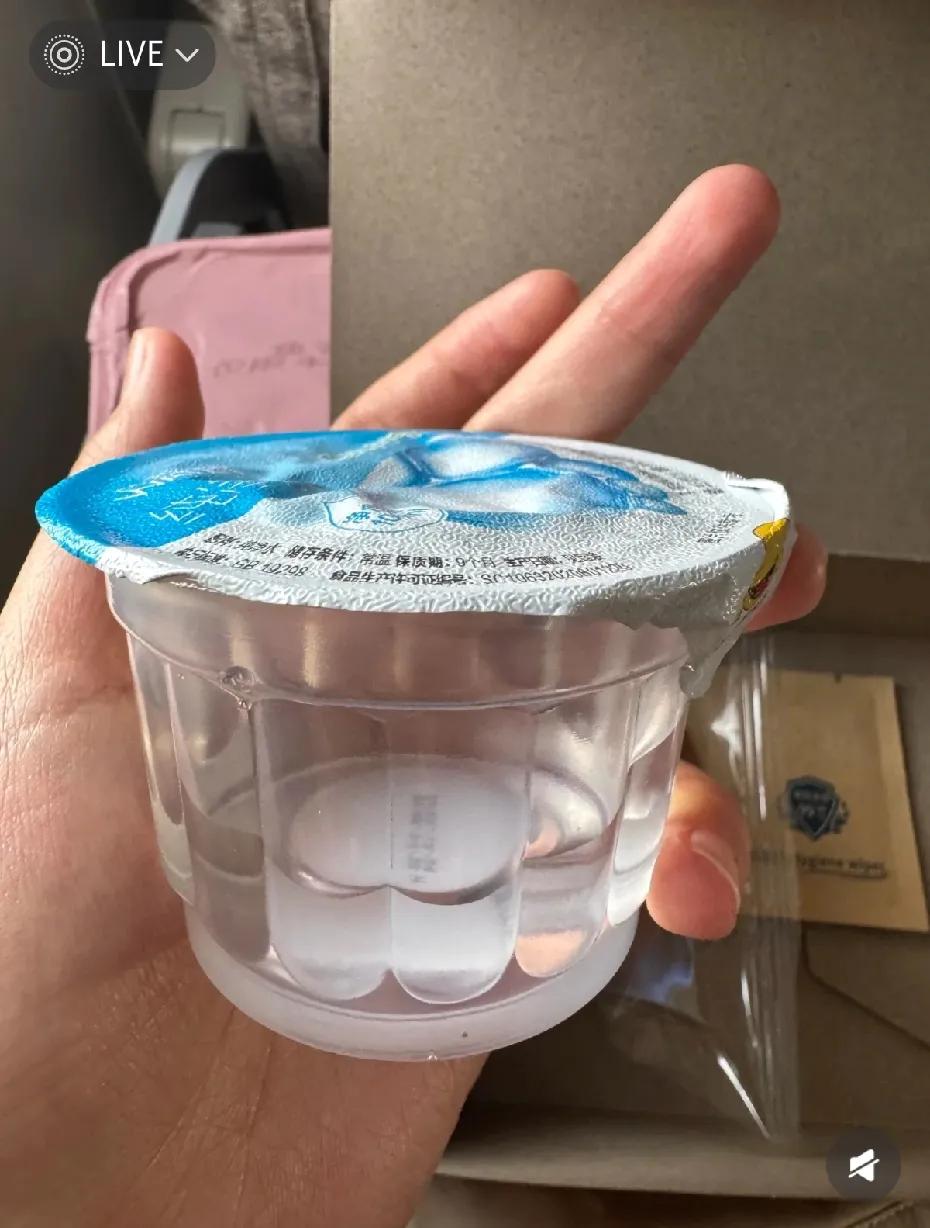 东航飞机餐 一吃一个不吱声，东航现在是连酸奶都不提供了吗？打开餐盒找半天吸管，正