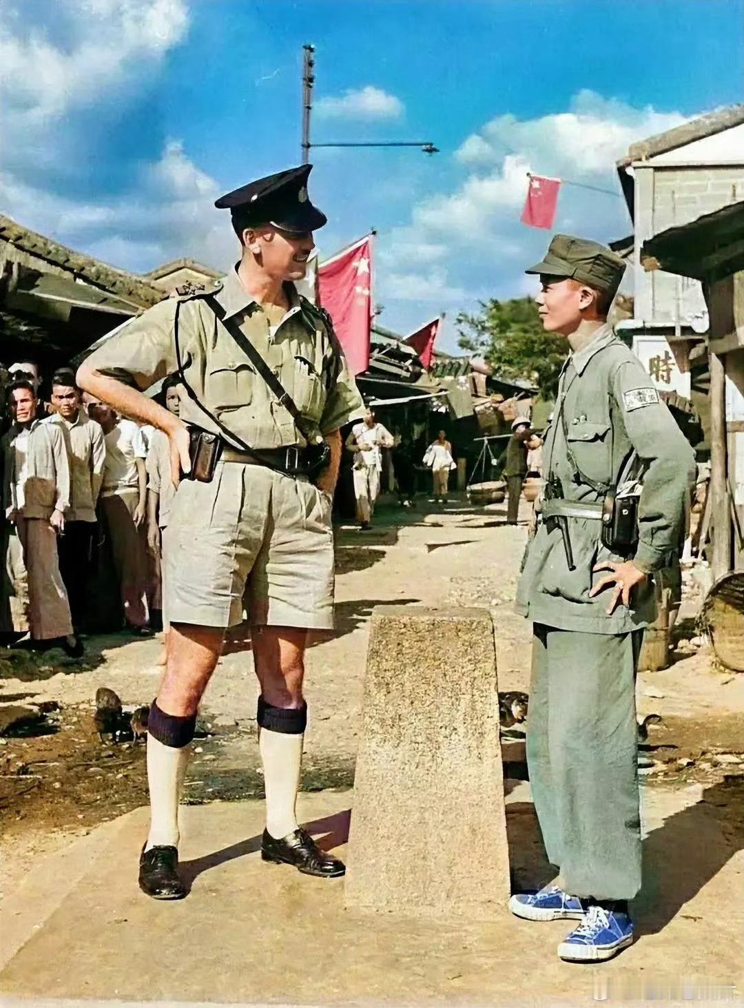 1949年，宝安县。中英街，英籍港警和解放军战士对峙，要国军那腰杆儿，压根儿就直
