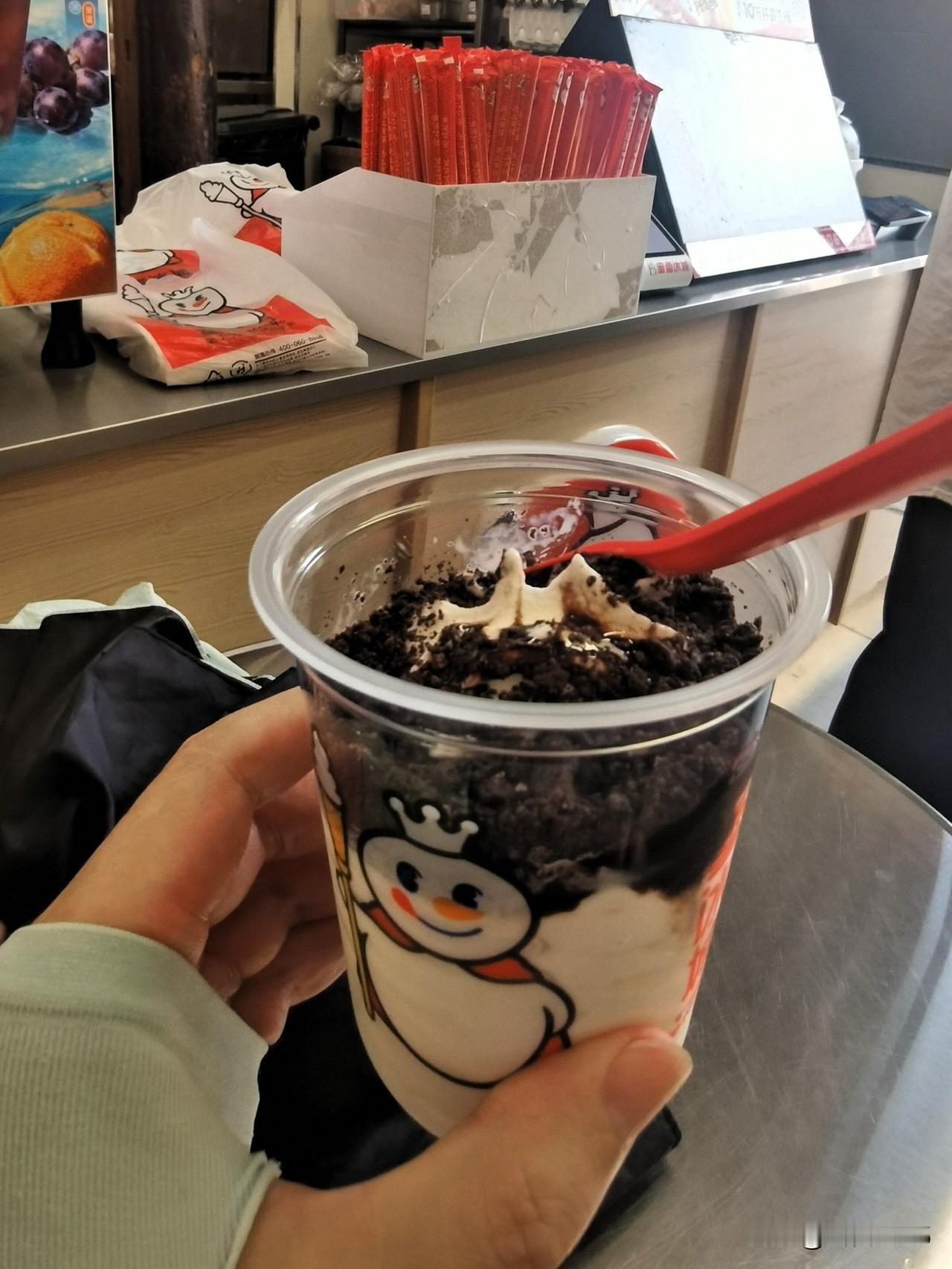 今年的第一口凉，是蜜雪冰城给的。

来到梨桥水镇，日头正烈，戏台上黄梅腔悠悠地唱