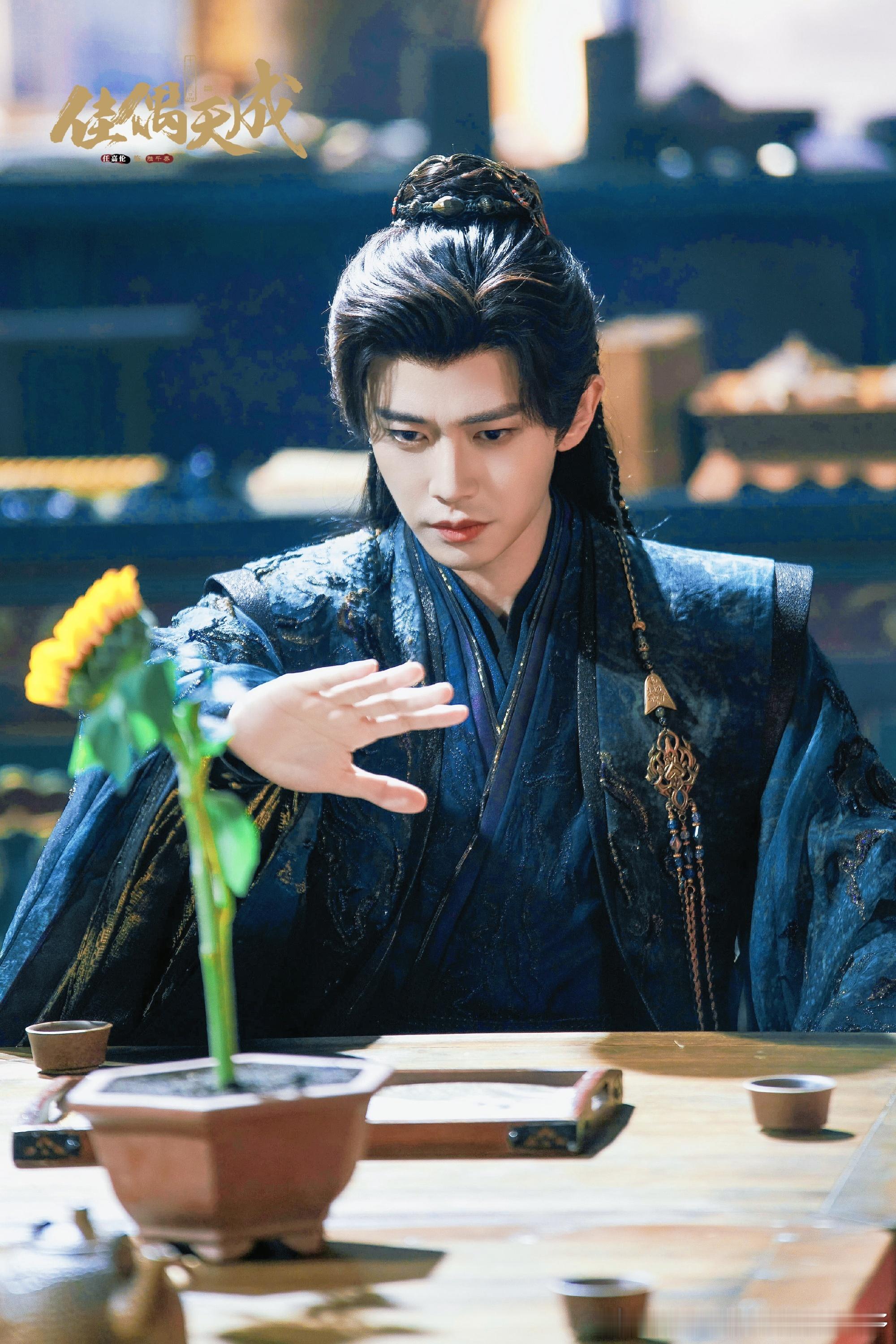 任嘉伦  任嘉伦陆千乔 任嘉伦何贤 夏日清晨从不缺浪漫，薄雾、微风、初升的朝阳，