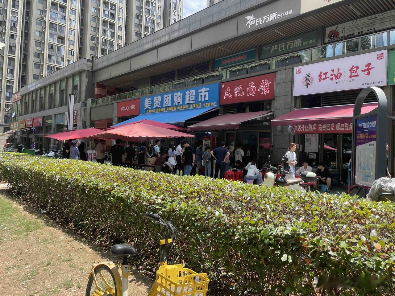 来吃一家网红面馆，常年排队，都在外面自己端凳子吃，前几天王迅还来吃过，彻底火出圈