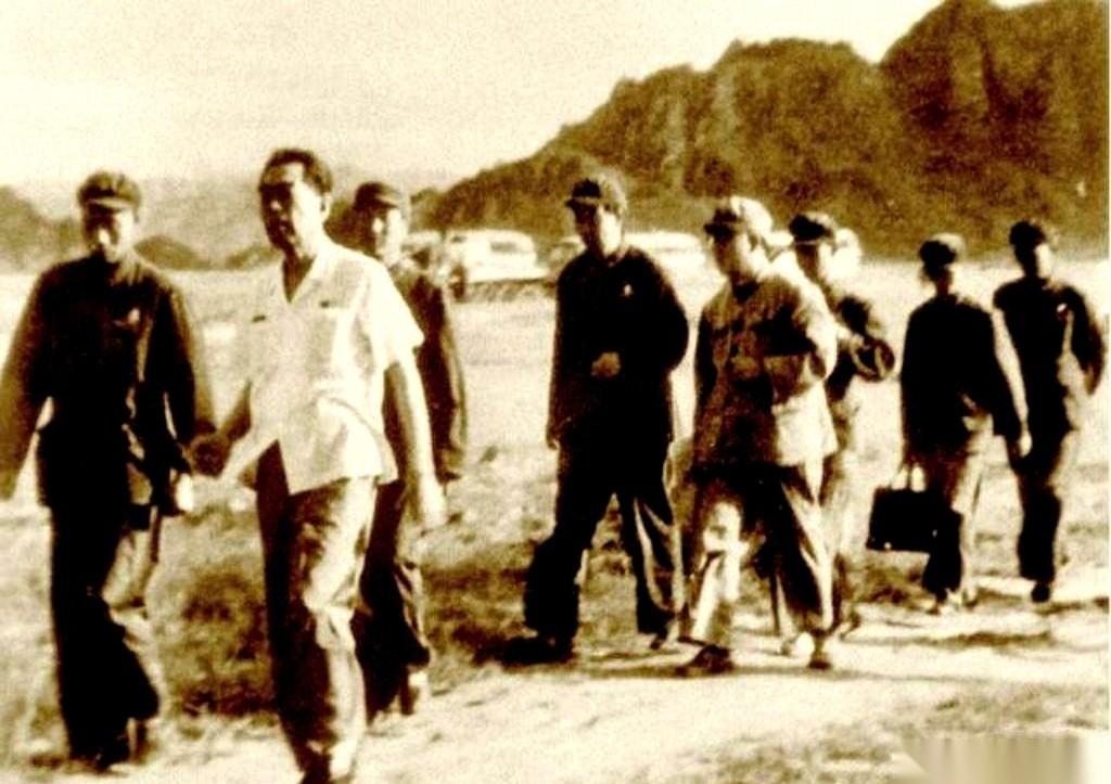 1969年，盛夏。
一个国家的总理，和一个把半辈子都押在炮管子上的将军，并排站着