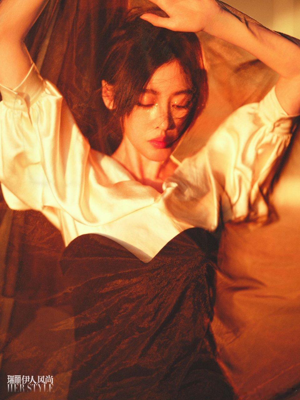 张天爱鎏金时光大片张天爱杂志大片表现力直接封神！光影勾 勒冷艳轮廓，又 酷又高级