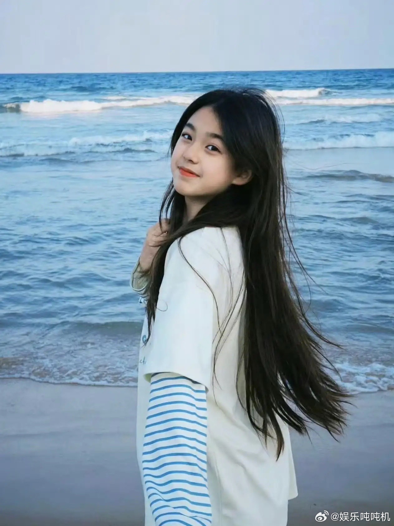 刘畊宏主动把女儿私照发了出来。 就在海边。 这个保护了孩子九年的男人，罕见地“晒