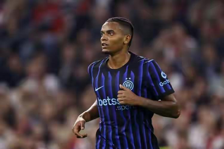 中流砥柱！要选国际米兰去年夏窗最佳引援，我想瑞士中后卫阿坎吉绝对是首选。
阿坎吉