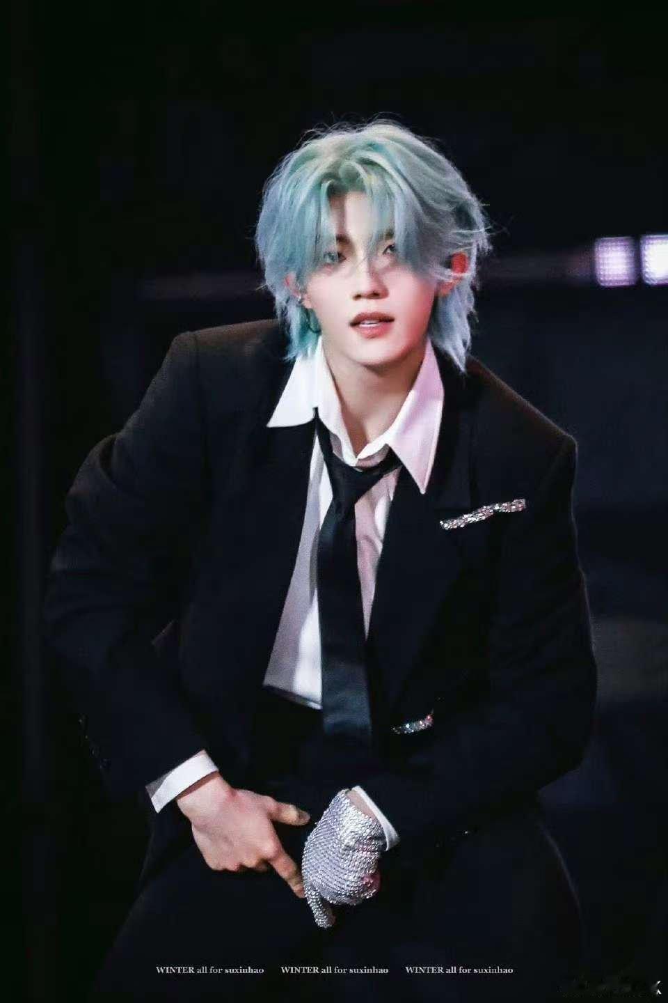 苏新皓小桃花妖塑 可以是眼波带钩的桃花精，可以是笑容清爽的日常甜豆，也可以是掌控