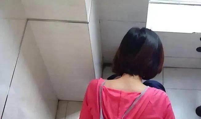 四川绵阳一小伙张某在网吧上网时，看见旁边一漂亮姑娘去厕所，他竟然跟进去偷拍，结果