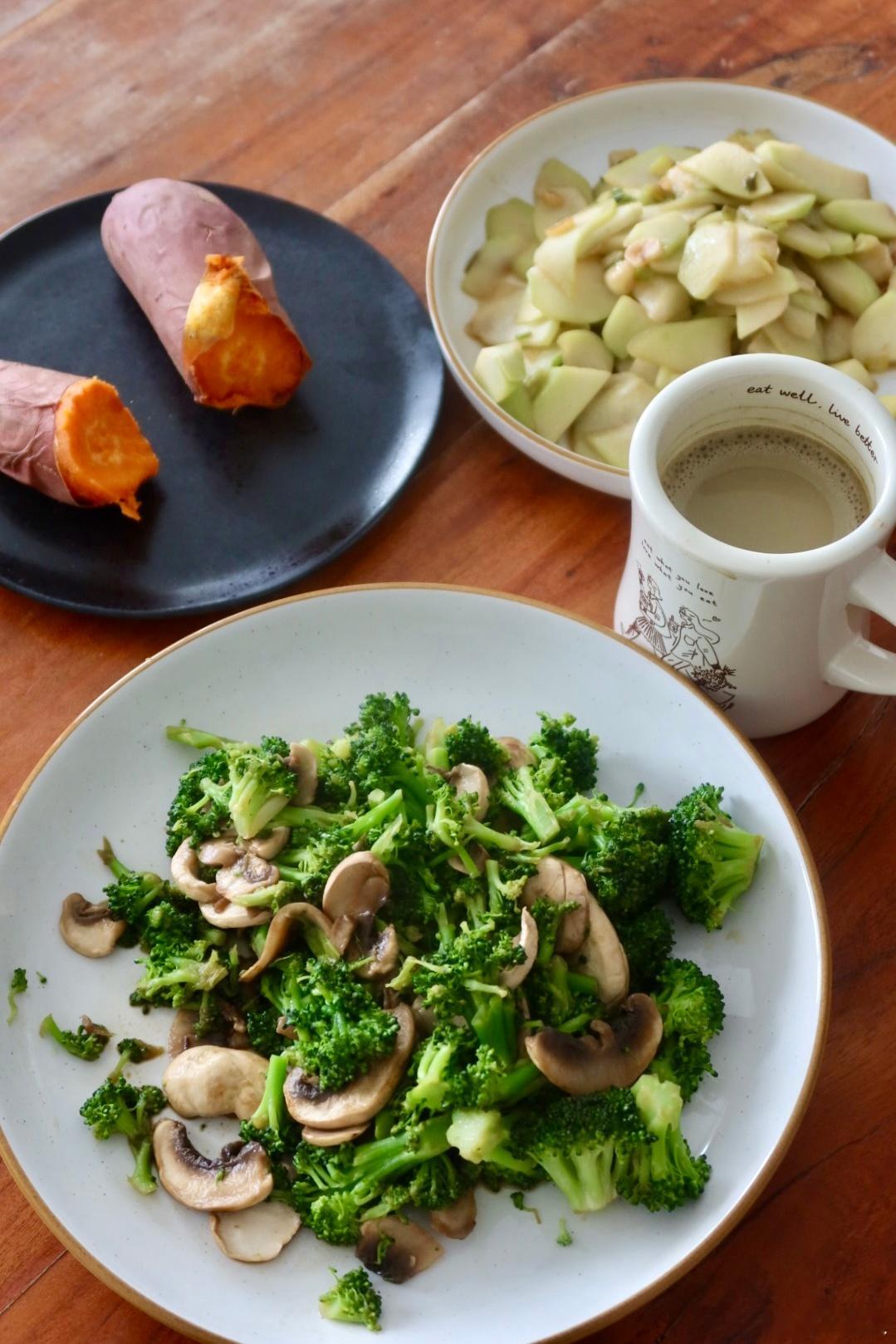 抗炎饮食day104✅美国的亚超挤满了非亚裔早午餐：清炒佛手瓜、西蓝花🥦炒口蘑