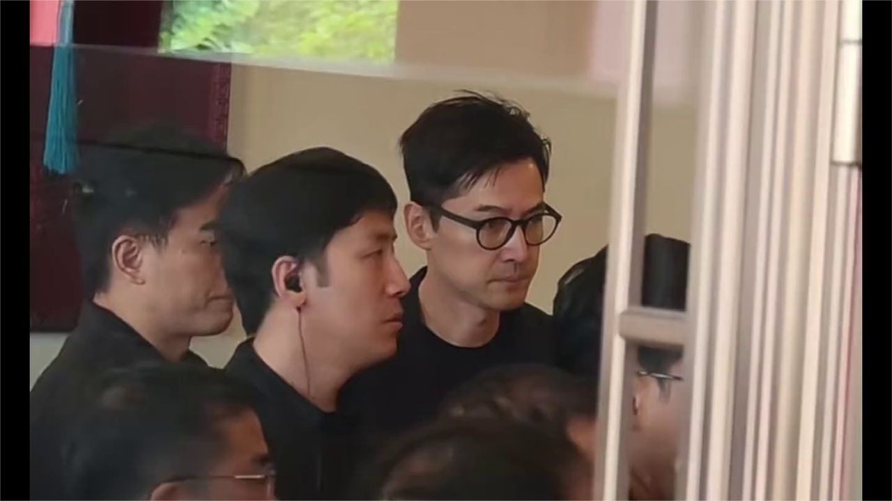 胡歌连夜从长沙赶回北京，一早现身游本昌告别仪式，哭红了双眼，