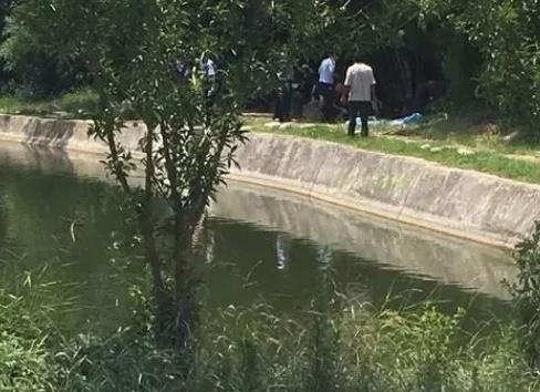 四川，一男子雨夜跑到鱼塘偷鱼，却因为路面太滑，男子不慎掉落到鱼塘中溺亡。事后，男