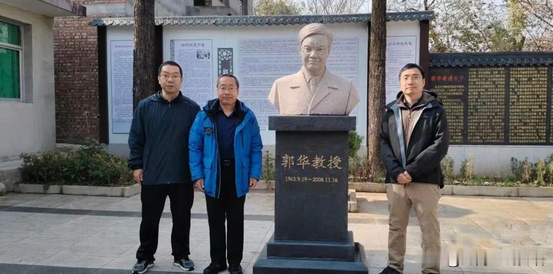 11月16日上午，在郭华教授去世19周年忌日，北大物理学院刘雨龙书记一行三人来到